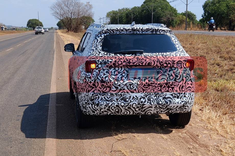 Apesar da camuflagem, é possível ver as diferenças entre as duas traseiras, como o vidro menor e as lanternas mais finas Apesar da camuflagem, é possível ver as diferenças entre as duas traseiras, como o vidro menor e as lanternas mais finas