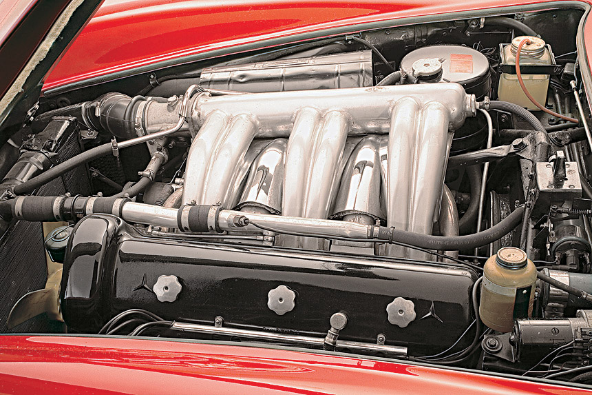 O motor do 300SL, automóvel da Mercedes-Benz testado pela revista Quatro Rodas.