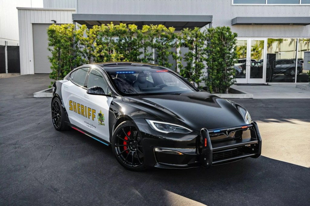 Tesla Model S de 1.020 cv vira carro de polícia – para o azar dos bandidos