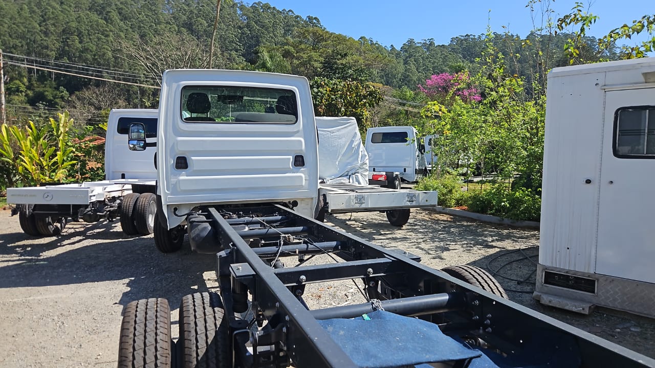 Estoque de Mercedes Sprinter de clientes Estrella Mobil aguardando o início do trabalho