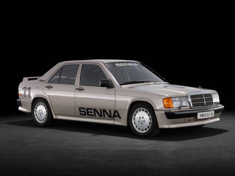 Mercedes-Benz 190 E 2.3-16 (W 201), 1984. Siegerfahrzeug von Ayrton Senna im Eröffnungsrennen des neuen Nürburgrings am 18. Mai 1984. Studioaufnahme, Exterieur, von links vorn. Mercedes-Benz 190 E 2.3-16 (W 201), 1984. Winning car driven by Ayrton Senna in the opening race of the new Nürburgring on 18 May 1984. Studio shot, exterior, from front left.