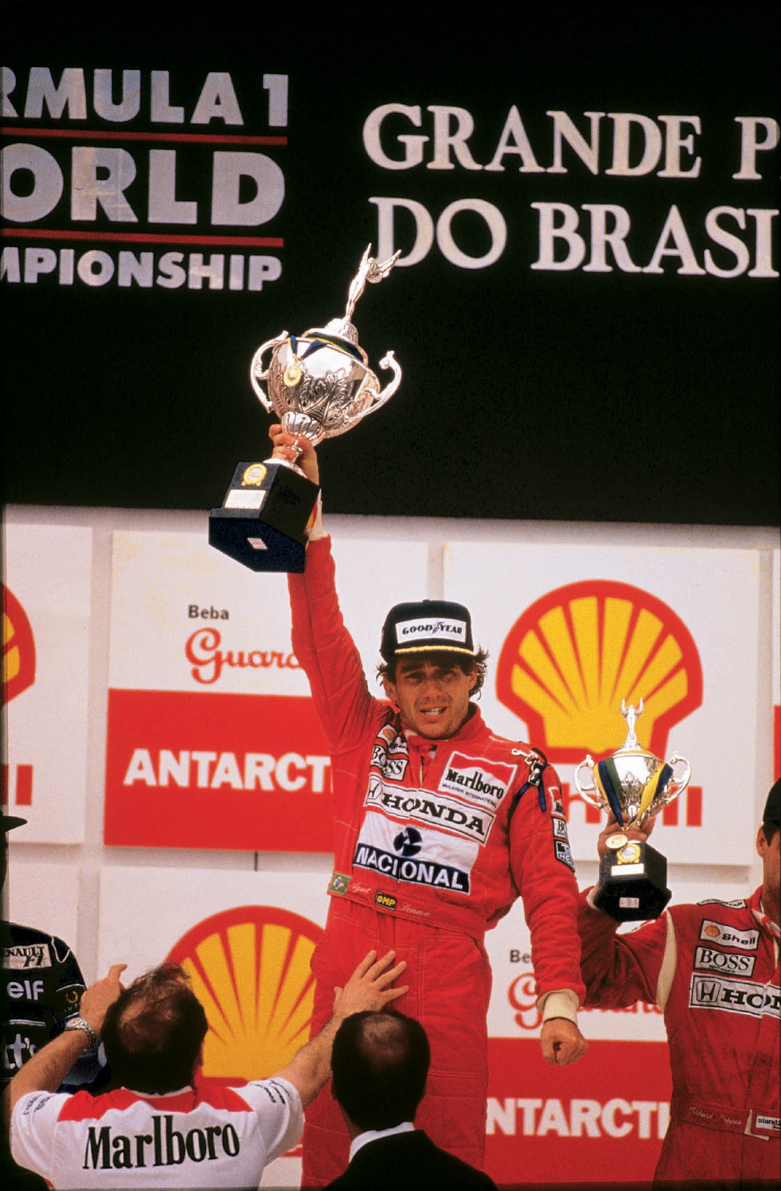 Ayrton Senna comemorando sua vitória no GP Brasil F1, no Autódromo de Interlagos