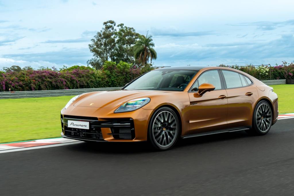 Novo Porsche Panamera faz curva como uma moto e levanta para você entrar