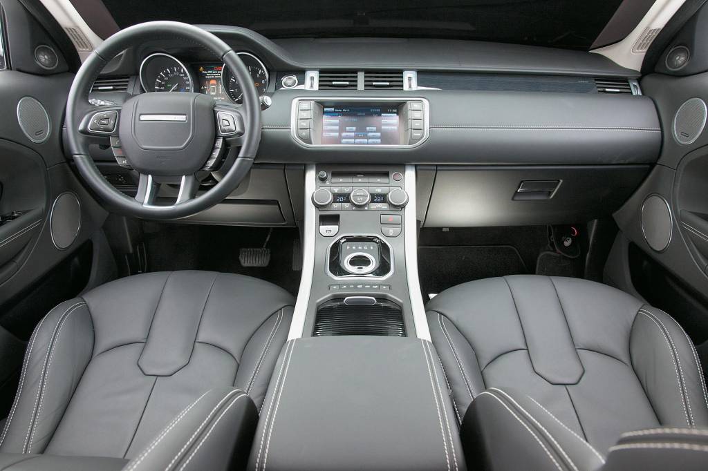 Interior do Evoque Prestige Tech modelo 2012 da Land Rover, durante teste compar Range Rover Evoque Prestige Tech
