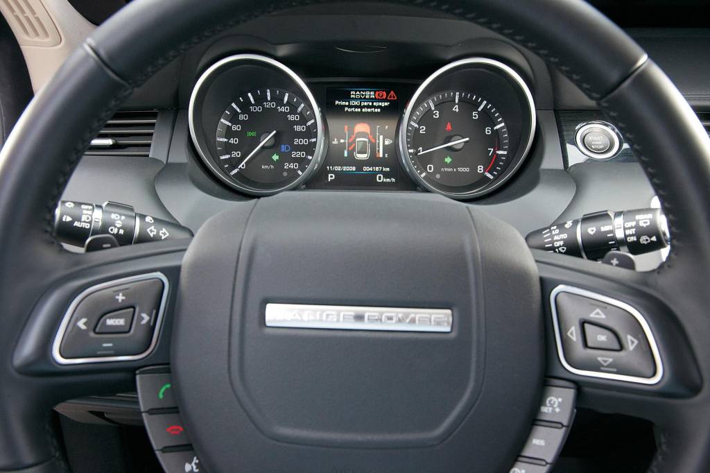 Quadro de instrumentos do Evoque Prestige Tech modelo 2012 da Land Rover, durant Range Rover Evoque Prestige Tech