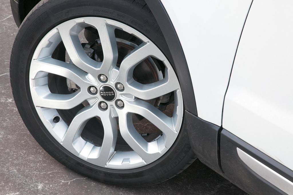 Roda do Evoque Prestige Tech modelo 2012 da Land Rover, durante teste comparativ Range Rover Evoque Prestige Tech