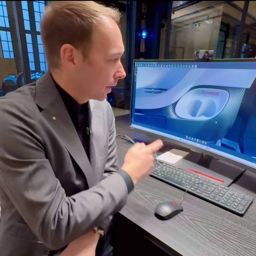 bugatti-chiron-cupholder-screenshot-02