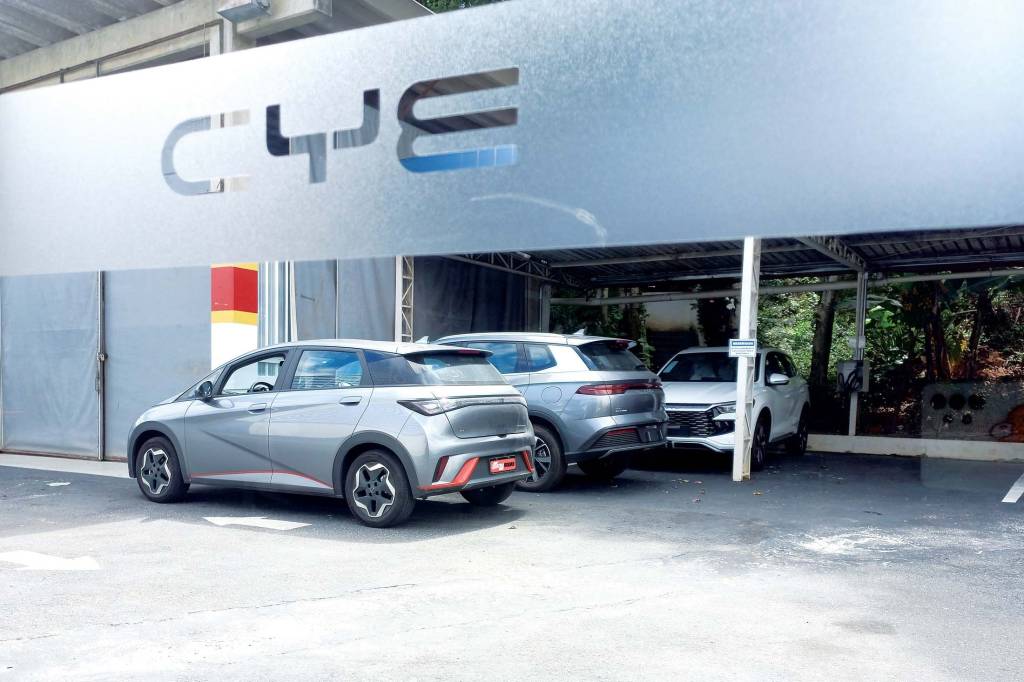 BYD Dolphin passa pela primeira revisão e Apple Carplay volta a funcionar