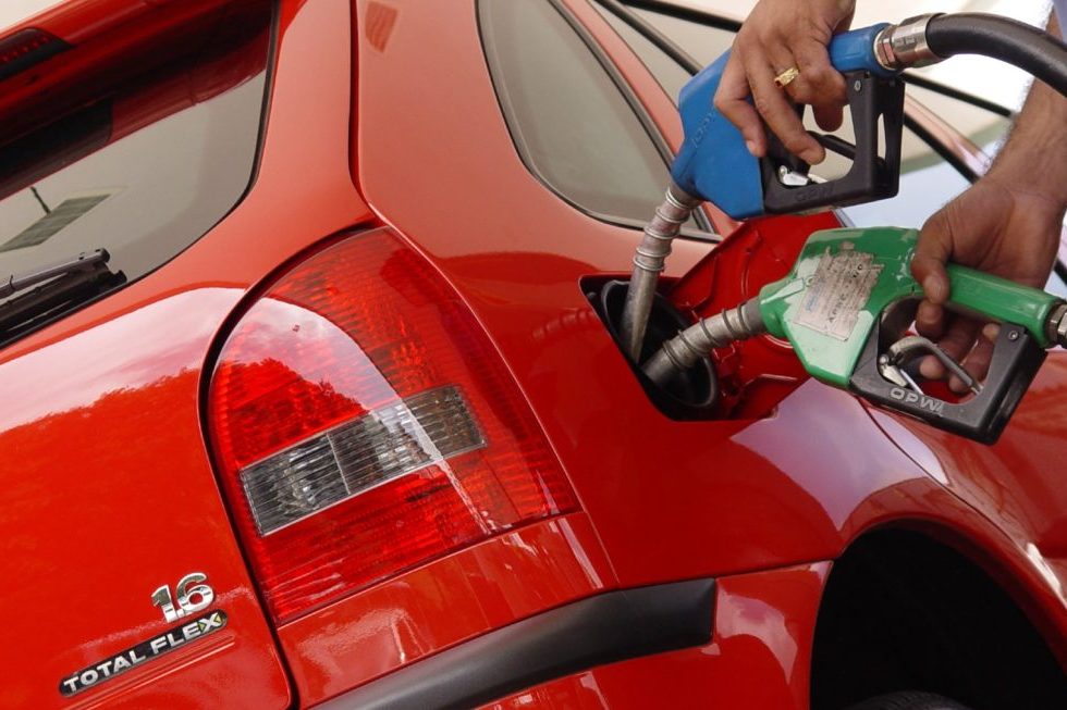 Gol gasolina etanol Gol sendo abastecido com gasolina e etanol