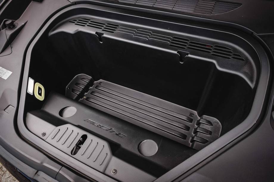 Nos dois SUVs, há compartimentos dianteiros Nos dois SUVs, há compartimentos dianteiros