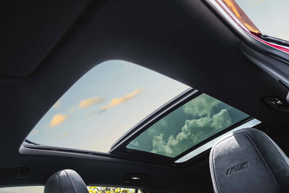 O teto solar abre e ainda filtra a intensidade do sol O teto solar abre e ainda filtra a intensidade do sol