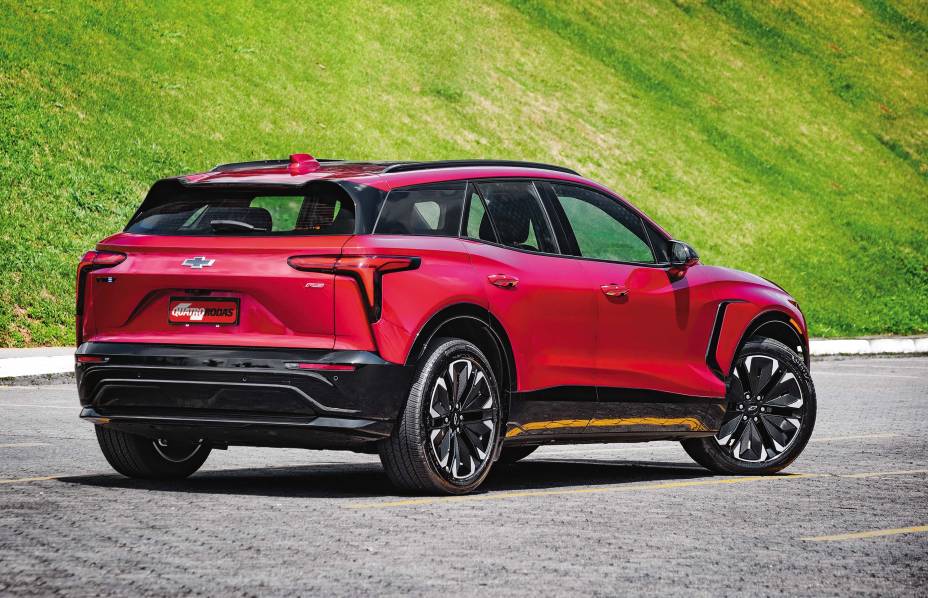 Alguns elementos visuais do Blazer EV lembram muito o Chevrolet Camaro Alguns elementos visuais do Blazer EV lembram muito o Chevrolet Camaro