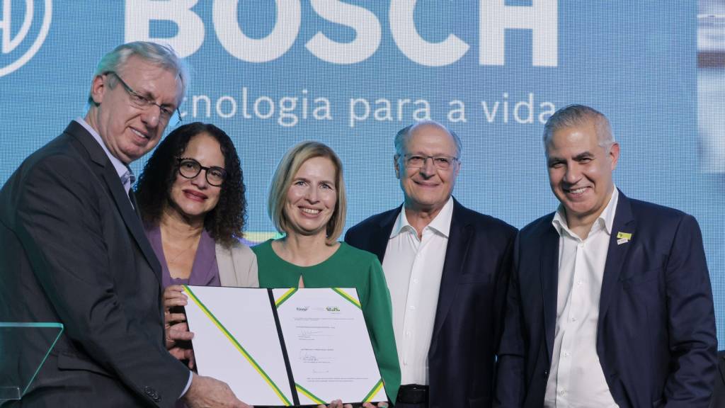 25-02-20_visitaautoridades-45324_img_w1600 (1) bosch e MDIC motor a diesel flex