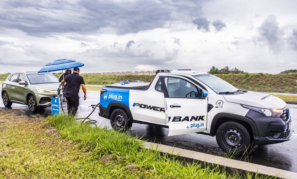 Fiat Strada recarregável socorre carros elétricos que ficam sem bateria