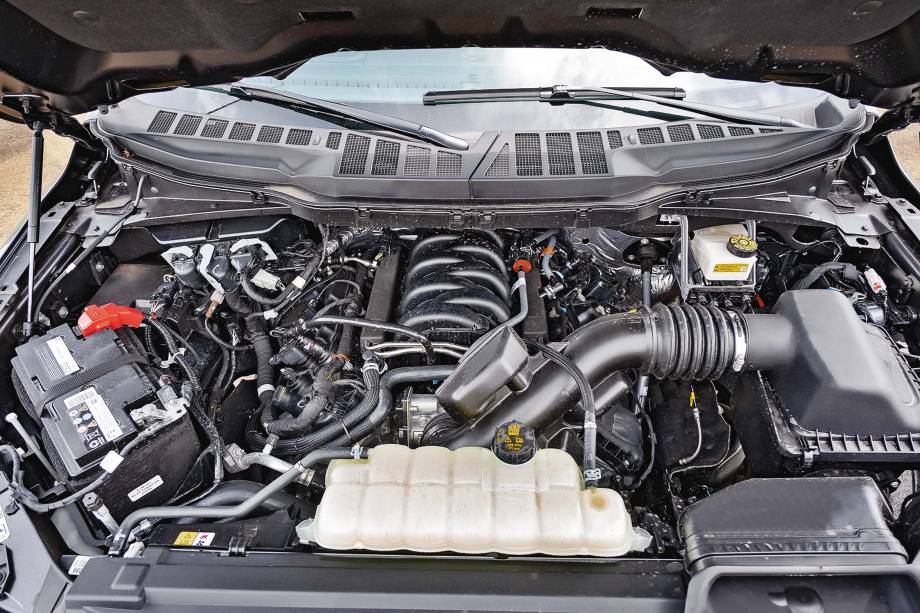 Apesar de maior, o V8 entrega menos desempenho Apesar de maior, o V8 entrega menos desempenho