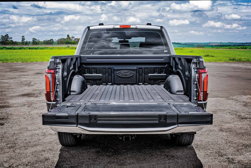 Ram 1500 laramie x ford f-150 lariat Ram 1500 laramie x ford f-150 lariat