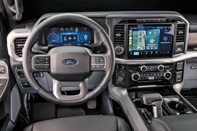 Painel da F-150 tem aparência bruta, mas desenho e acabamento estão defasados Painel da F-150 tem aparência bruta, mas desenho e acabamento estão defasados