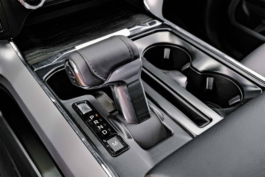 Alavanca pode ser recolhida; atrás, há tomada e USB Alavanca pode ser recolhida; atrás, há tomada e USB