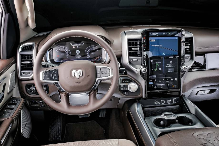 Interior da 1500 é mais moderno e refinado, e mistura marrom, bege e preto