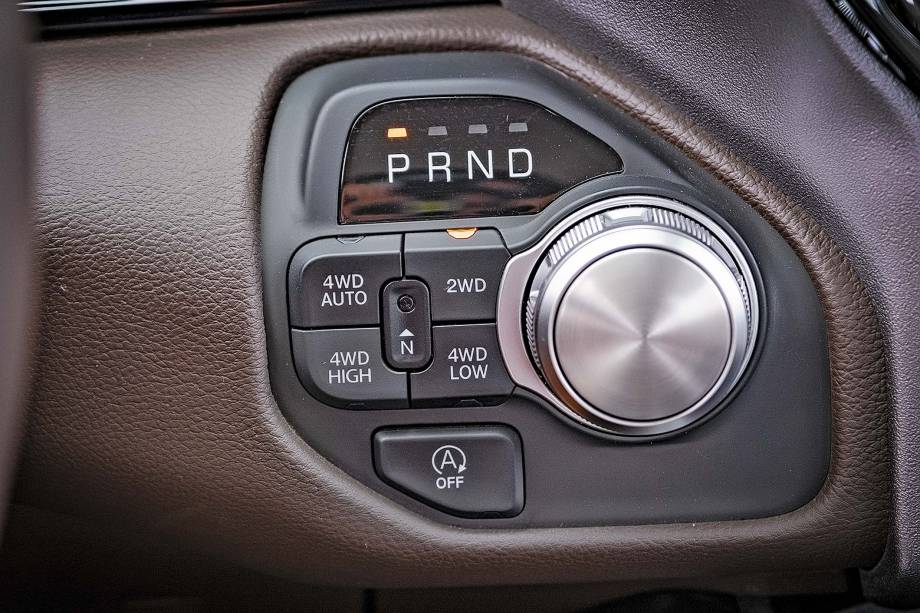 Seletor de marcha é giratório; atrás, há quatro portas USB Seletor de marcha é giratório; atrás, há quatro portas USB