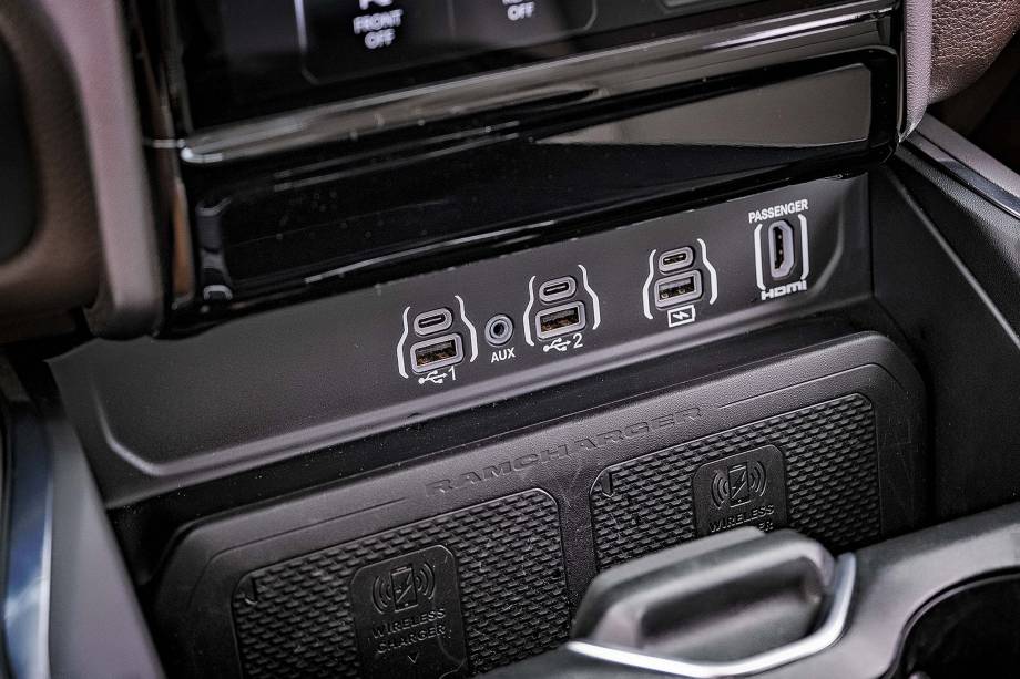 Há portas USB de sobra e as telas são mais intuitivas e com layout mais atual Há portas USB de sobra e as telas são mais intuitivas e com layout mais atual