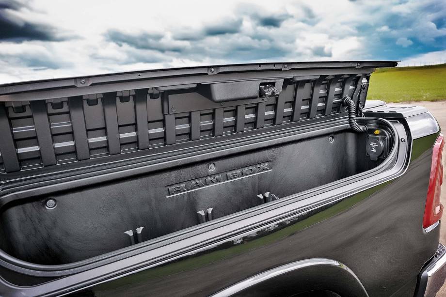 Espaços laterais têm 107 litros e, em um deles, há tomada Espaços laterais têm 107 litros e, em um deles, há tomada