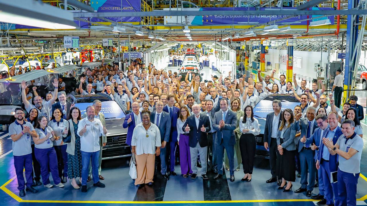 Presidente da República, Luiz Inácio Lula da Silva, durante visita à Linha de Montagem da Stellantis Betim. Polo Automotivo Stellantis, Betim - MG.