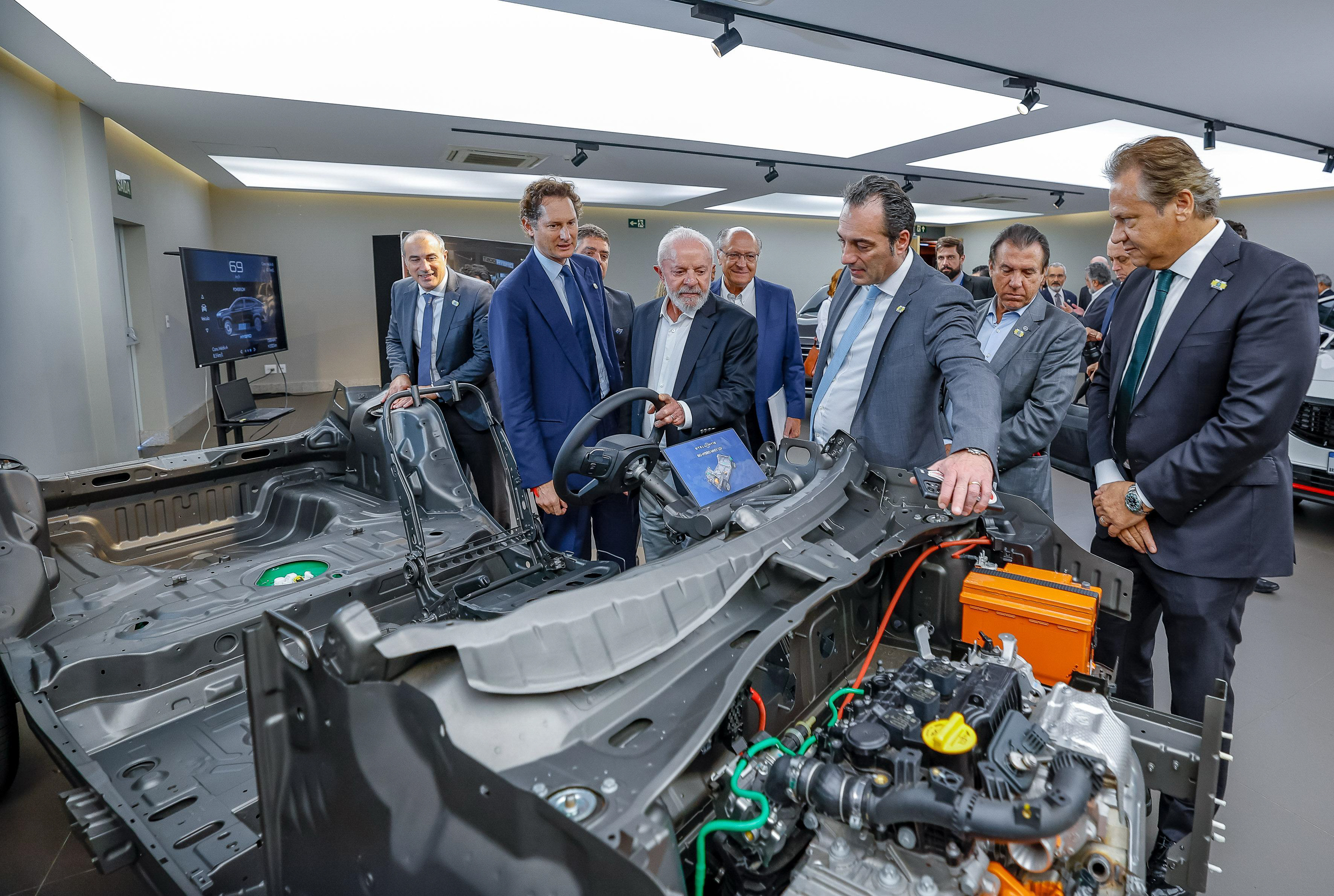 Presidente da República, Luiz Inácio Lula da Silva, durante cerimônia de inauguração do Centro de Desenvolvimento de Tecnologia Híbrida Flex e anúncio de contratações da Stellantis. Polo Automotivo Stellantis, Betim - MG.