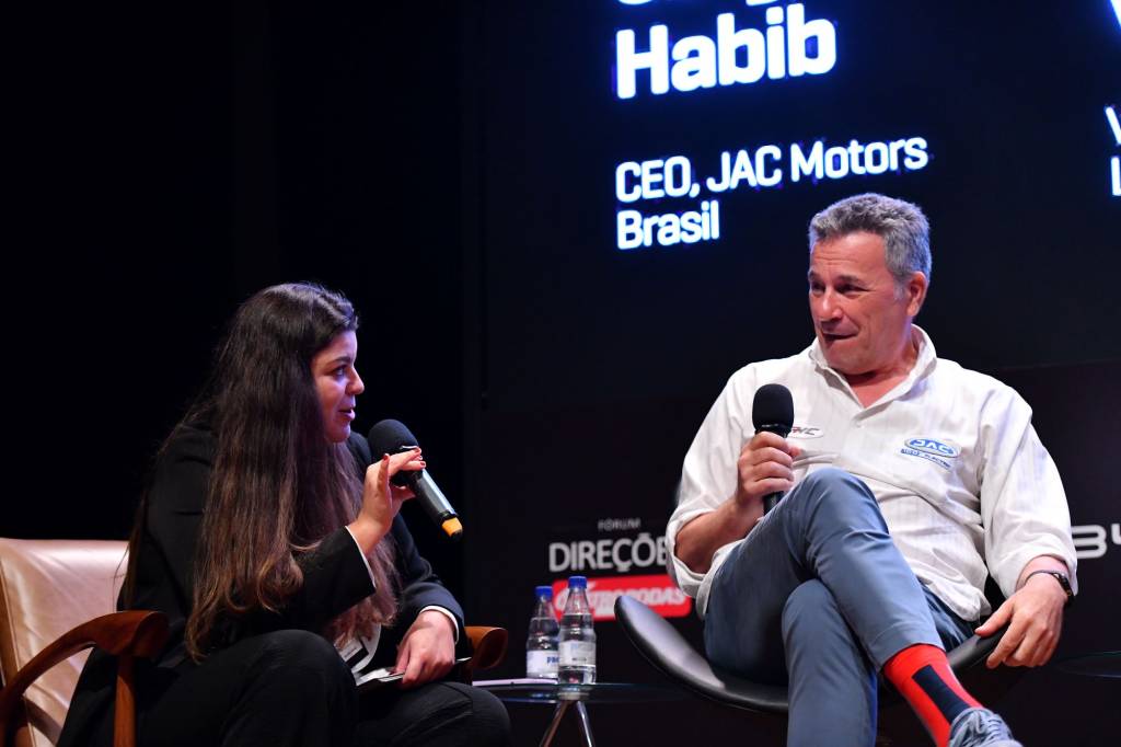 FLA_1746 Isadora Carvalho, repórter de QUATRO RODAS, e Ségio Habib, CEO JAC Motors Brasil