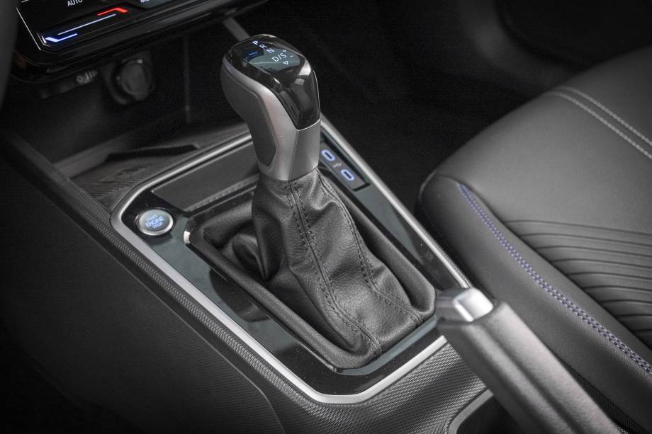 Alavanca de câmbio é a mesma do T-Cross Alavanca de câmbio é a mesma do T-Cross