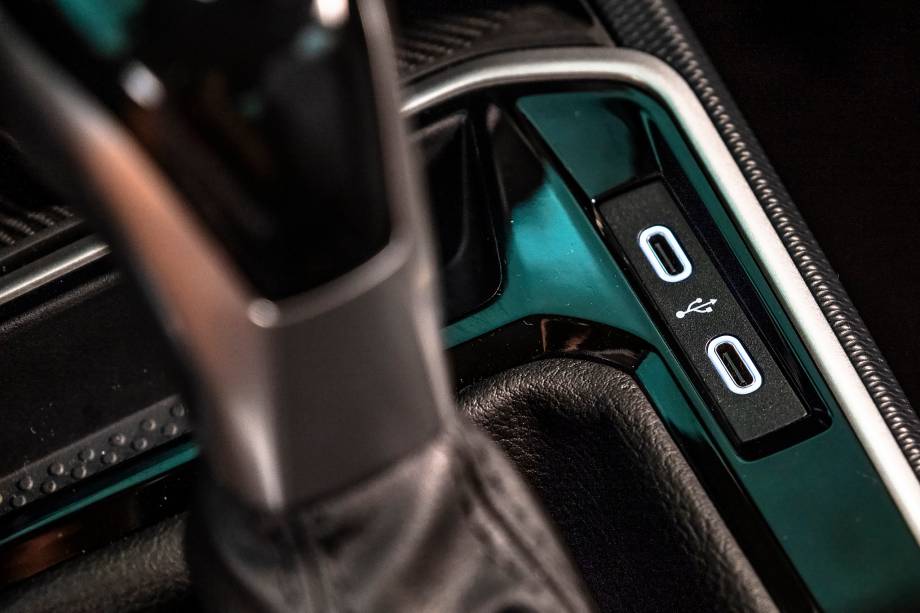 USBs dianteiros ficam ao lado do câmbio USBs dianteiros ficam ao lado do câmbio