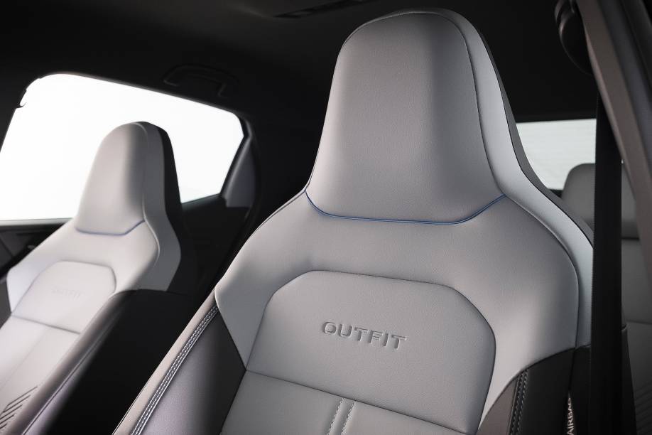 Encosto dos bancos dianteiros são inteiriços, como no Up! e no Polo Encosto dos bancos dianteiros são inteiriços, como no Up! e no Polo