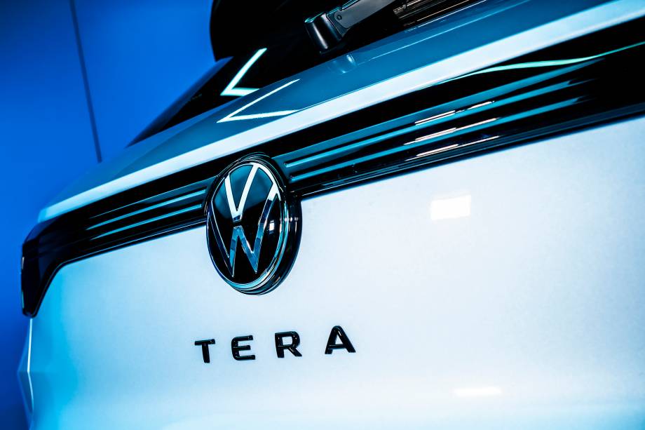 A barra que interliga as lanternas não é iluminada, só tem uns vincos A barra que interliga as lanternas não é iluminada, só tem uns vincos