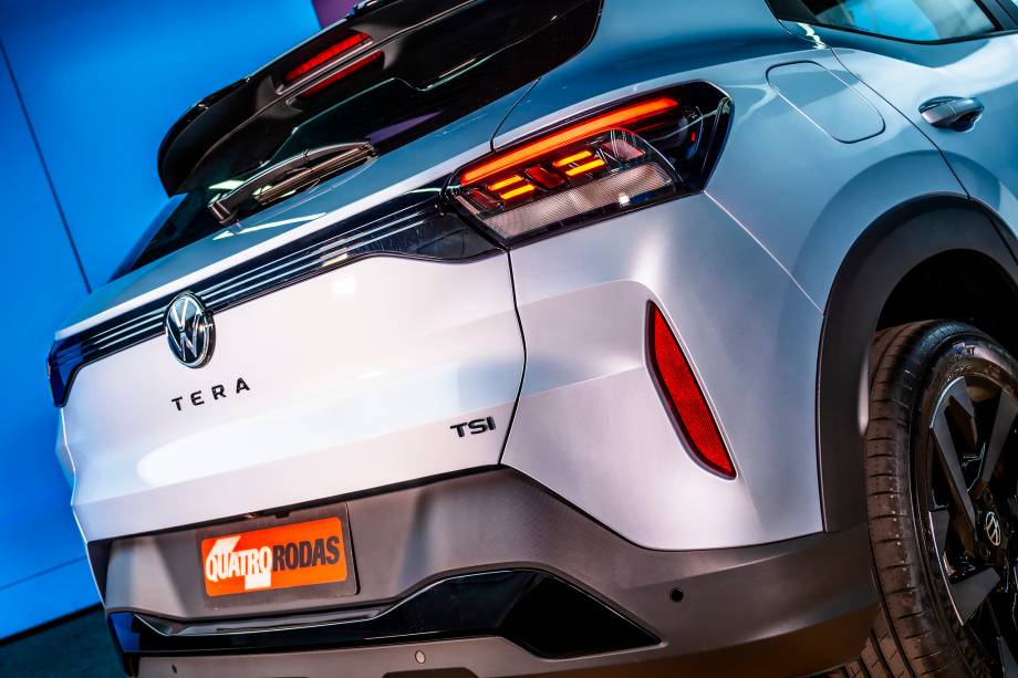 Refletores laterais dão a impressão de que a traseira é alta Refletores laterais dão a impressão de que a traseira é alta