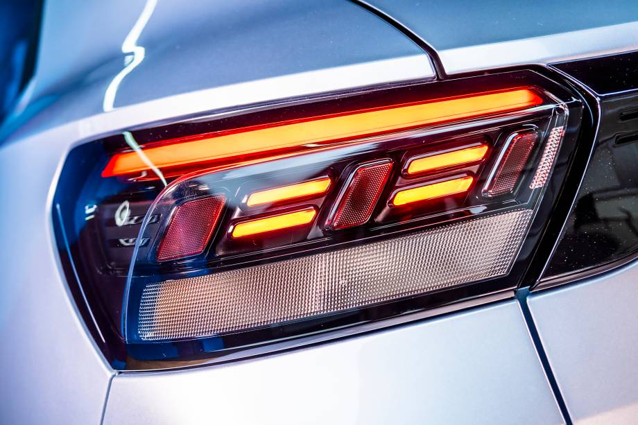 Lanternas com luzes de posição acesas: seta e ré não são de leds Lanternas com luzes de posição acesas: seta e ré não são de leds