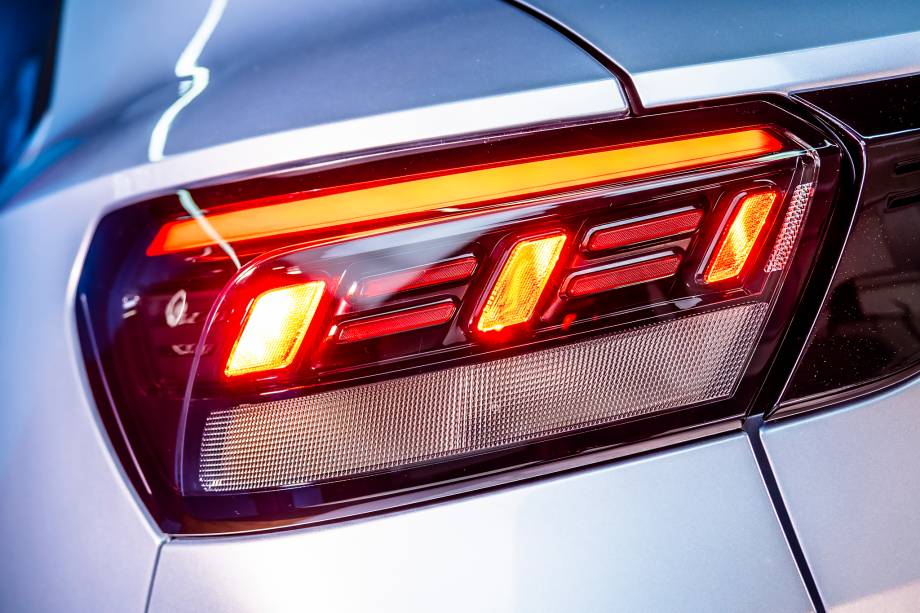 Iluminação fica vertical ao pisar no freio Iluminação fica vertical ao pisar no freio