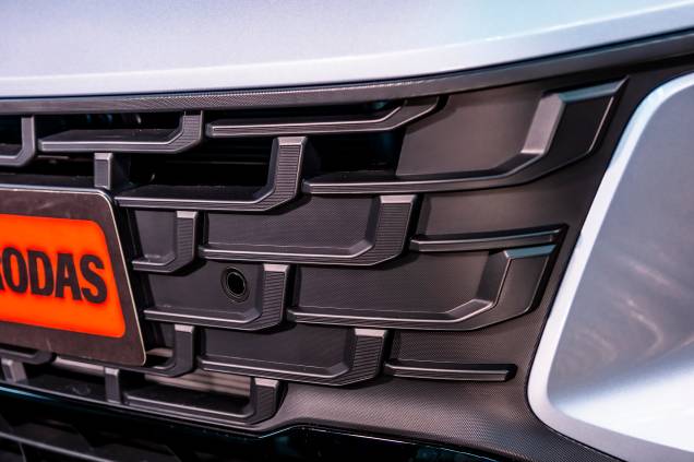 Sensor de estacionamento fica na grade dianteira Sensor de estacionamento fica na grade dianteira