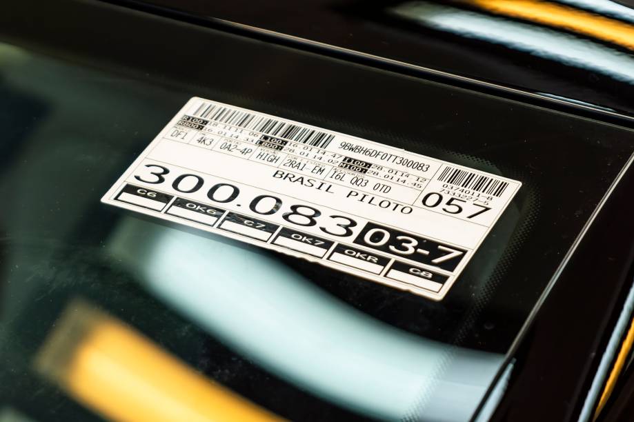 Adesivo detalha, ainda que por código, as características de cada carro - inclusive o fato de ser um pré-série