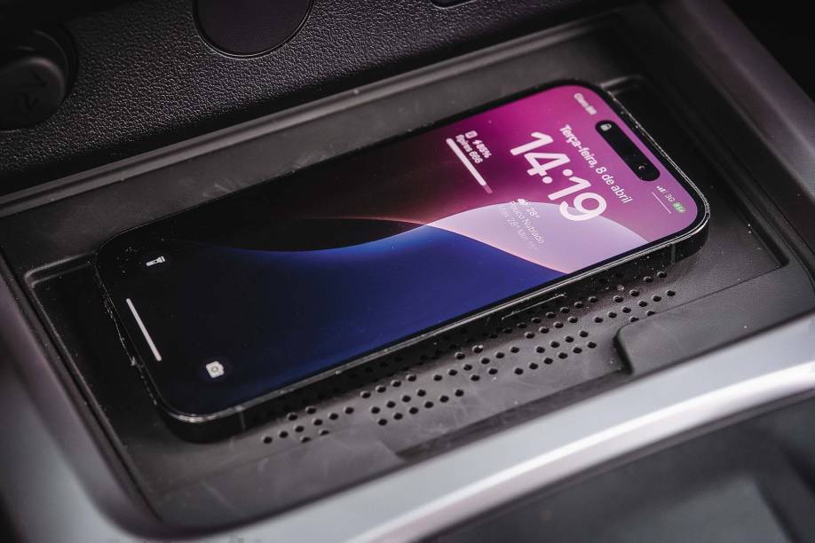 Carregador de celular é eficiente, de 50 W, e há saídas de ar e USB na traseira Carregador de celular é eficiente, de 50 W, e há saídas de ar e USB na traseira