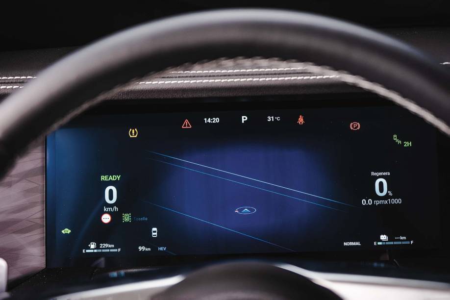 Quadro de instrumentos e multimídia têm 12,3” cada; alavanca de câmbio futurista destoa e há nove modos de condução Quadro de instrumentos e multimídia têm 12,3” cada; alavanca de câmbio futurista destoa e há nove modos de condução