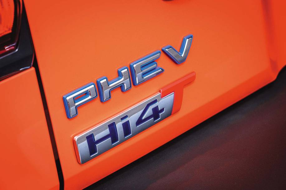 Na traseira, logos da mecânica; na dianteira, da família Tank Na traseira, logos da mecânica; na dianteira, da família Tank