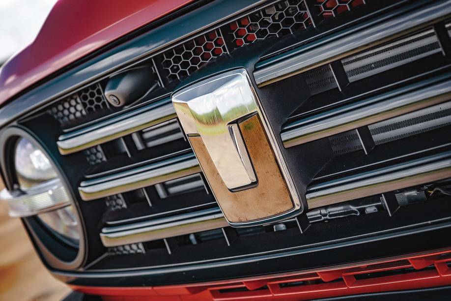 Tomadas para recarga da bateria, com cargas rápida (DC) e lenta (AC) Tomadas para recarga da bateria, com cargas rápida (DC) e lenta (AC)