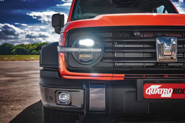 Faróis e lanternas são full-led, e as rodas são de 18” com pintura em preto brilhante; retrovisores parecem pequenos no carro Faróis e lanternas são full-led, e as rodas são de 18” com pintura em preto brilhante; retrovisores parecem pequenos no carro