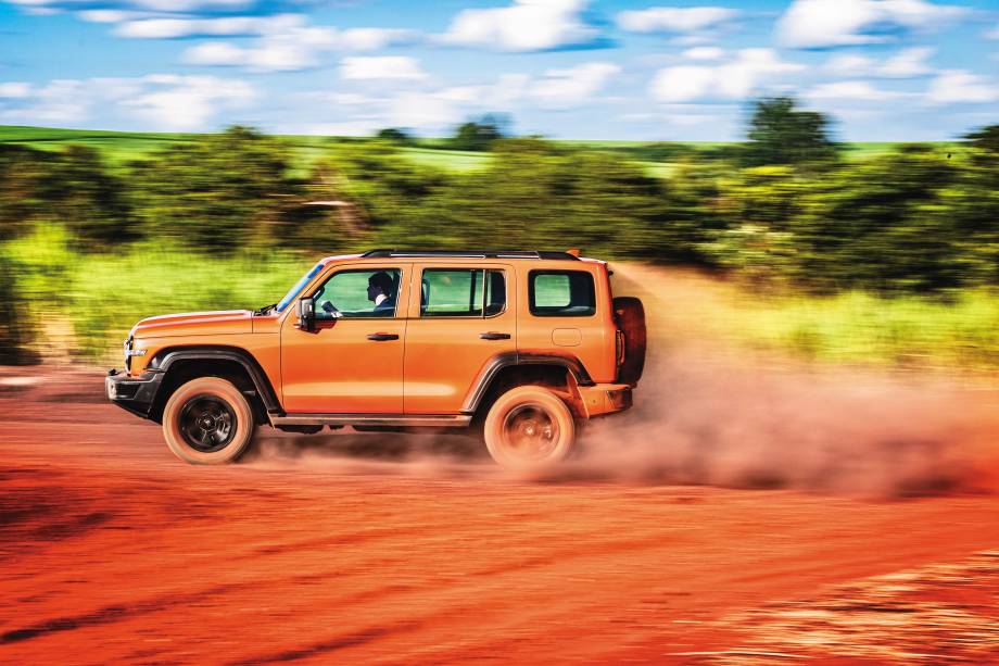 Jipão tem porte, e partes baixas da carroceria são “à prova de off-road” Jipão tem porte, e partes baixas da carroceria são “à prova de off-road”