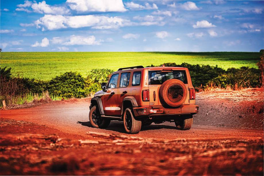 Estepe na traseira não é por estética: no off-road, torna--se funcional Estepe na traseira não é por estética: no off-road, torna--se funcional