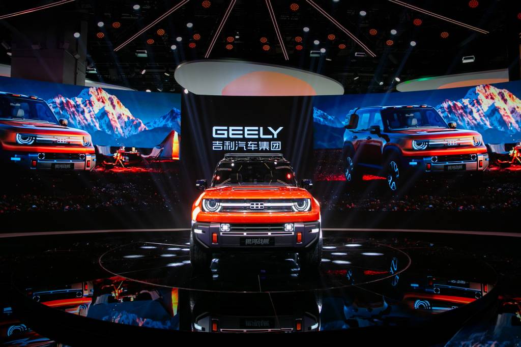 SUV da Geely promete flutuar na água por até duas horas