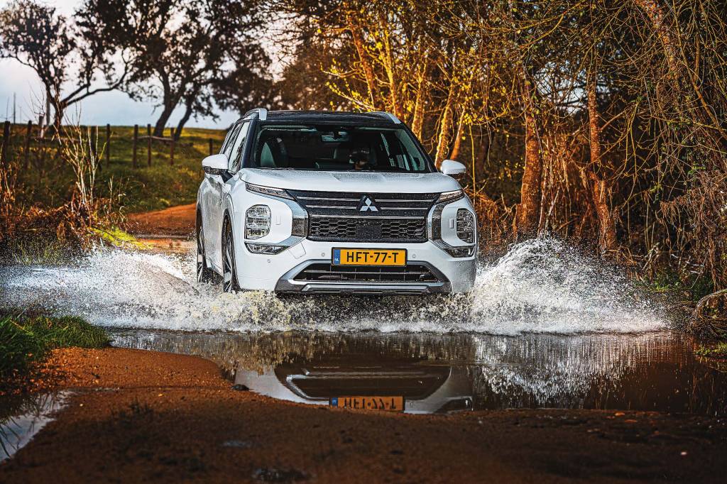 Outlander PHEV White Diamond_005HR Outlander PHEV White Diamond_005HR