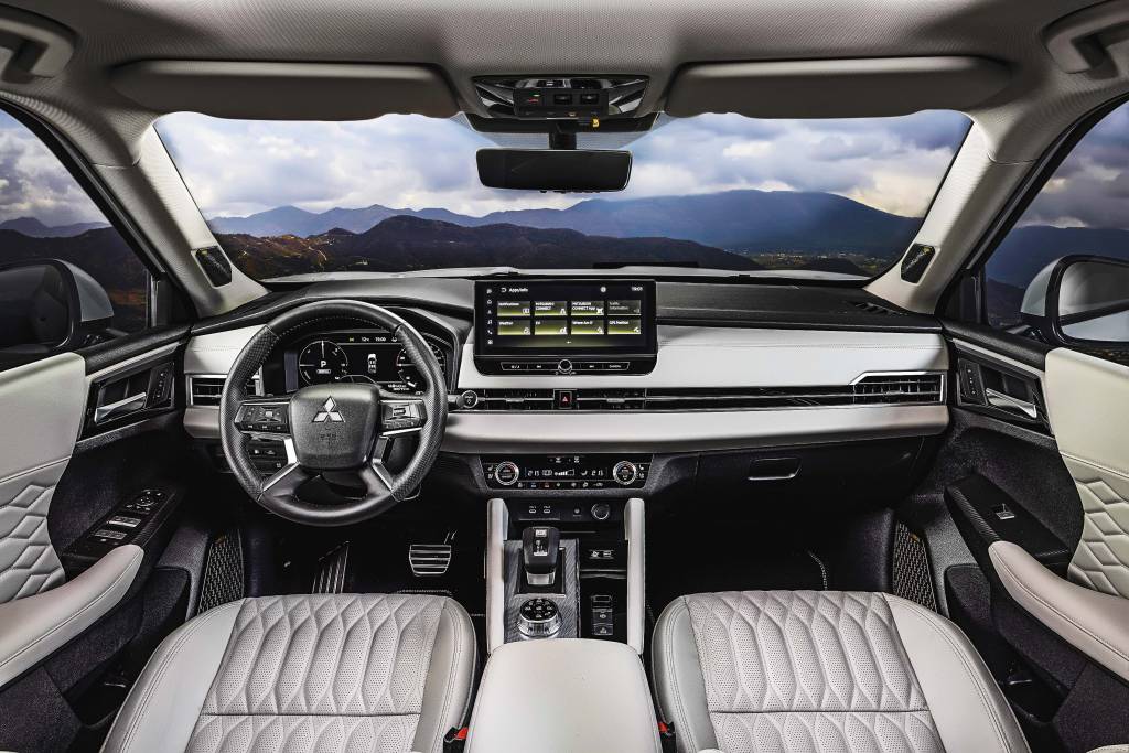 Outlander PHEV White Diamond_005HR Outlander PHEV White Diamond_005HR