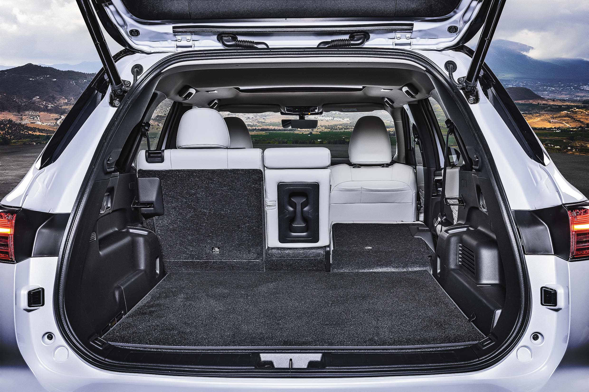 Outlander PHEV White Diamond_005HR