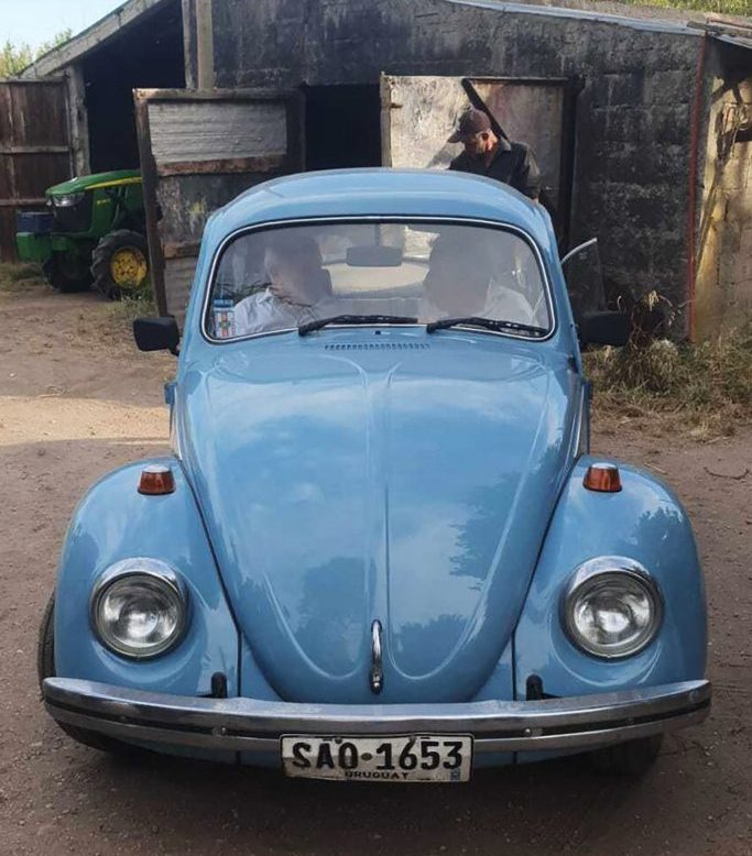 fusca-do-mujica-azul-com-lula-de-frente-683×1024 fusca-do-mujica-azul-com-lula-de-frente-683x1024
